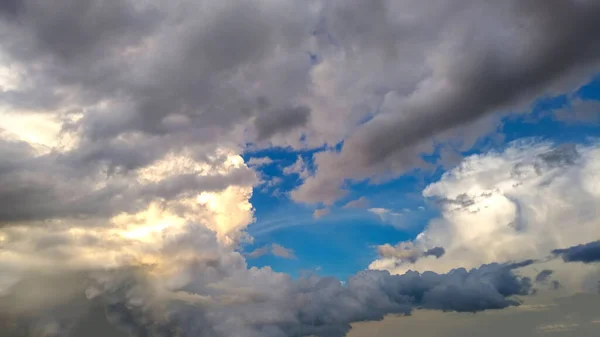 Pełne Niebo Ramki Szarymi Chmurami Wieczorem — Zdjęcie stockowe