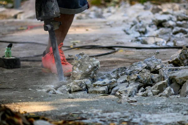 Seorang Pekerja Menggunakan Alat Pengeboran Yang Digunakan Untuk Mengebor Lantai — Stok Foto