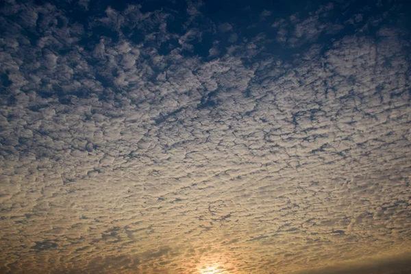 Niebo Niebieskie Małymi Chmurami Pomarańczowym Światłem Słońca Przez Chmury Niebie — Zdjęcie stockowe