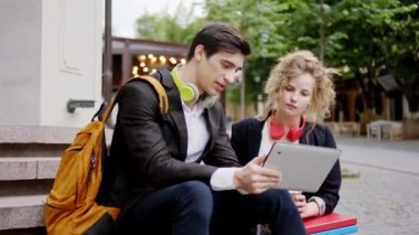 Karizmatik bir adam ve kıvırcık saçlı iş arkadaşı caddenin ortasında birlikte ders çalışıyor. Üniversiteden sonra kahve içip sohbet ediyorlar. ARRI Alexa 'da çekim