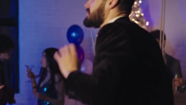 Duży Nowy Rok grupa studentów świętujących razem tańczą i uśmiechają się duże uczucie bardzo podekscytowany i szczęśliwy — Wideo stockowe