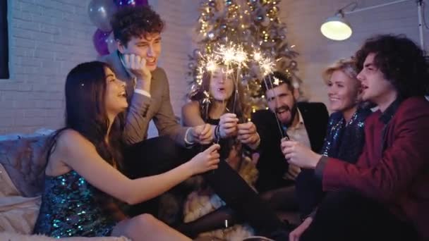 Festa di Capodanno per un gruppo di bellissimi amici che prendono qualche scintilla e si sentono così felici ed eccitati ballare e godersi l'atmosfera — Video Stock