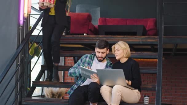 Em um moderno centro de escritório bem parecido senhora japonesa tomar um café fresco para seus colegas de trabalho, enquanto eles analisam o plano de trabalho em seu caderno e tablet — Vídeo de Stock