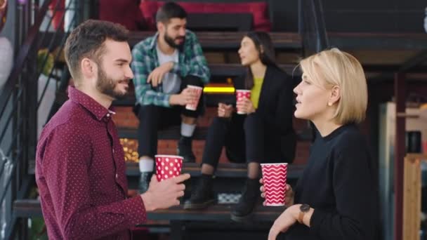 Koffiepauze in een modern loft kantoor centrum multi-etnische werknemers chatten met elkaar en genieten van de pauze — Stockvideo