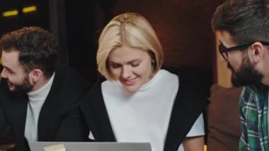Modern bir ofis stüdyosundaki kanepede. Çekici bir ofis çalışanı. Genel merkezden istatistik planını analiz ediyor.