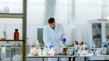 Kimya laboratuarında projesinde çalışan uzun boylu bilim adamı yangına biraz toz kattı. Havai fişek yapmaya çalıştı. Güvenlik ekipmanlarıyla çalışıyordu.