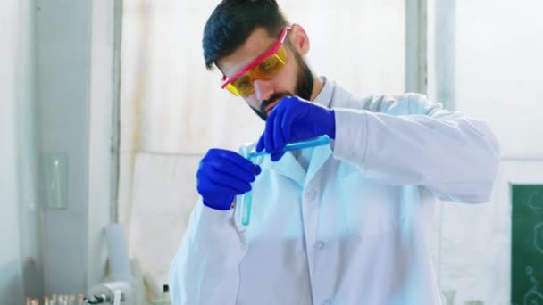 Лаборант-техник, использующий лабораторную ванну вируса для анализа и исследования вакцины для COVID-19 в условиях пандемии — стоковое видео