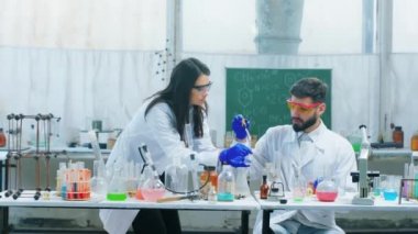 Biyoteknoloji laboratuvar ekibi bu virüsün aşısını incelemek ve araştırmak için laboratuvar teknesini kullanıyorlar.