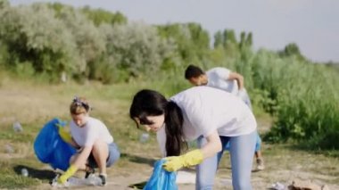 Çöpleri temizleyen ve çöpleri plajdaki çöpleri toplayan gönüllülerden oluşan göl grubunun yanında.