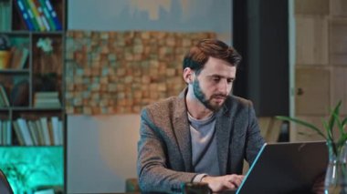 Modern ofis müdürü dizüstü bilgisayarı üzerinde yoğunlaştı ve bazı belgeleri daktilo etmeye başladı.