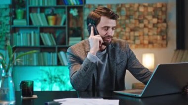 İş yerinde gülümseyen büyük bir ofis çalışanı telefonda konuşuyor ve çok heyecanlı hissediyor. ARRI Alexa Mini 'de çekilen