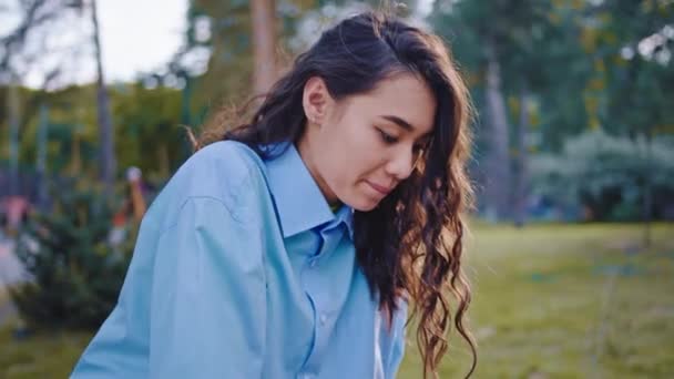 Mooie dame aziatische kijken in het park spelen met haar vriend op de stoel een schaak spel close-up naar de camera — Stockvideo