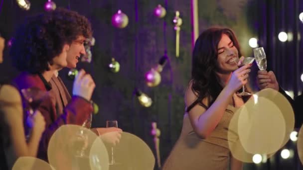 Snygg grupp unga elever som firar balfesten de känner så glada jubel med glasögon och känner sig så upphetsade — Stockvideo