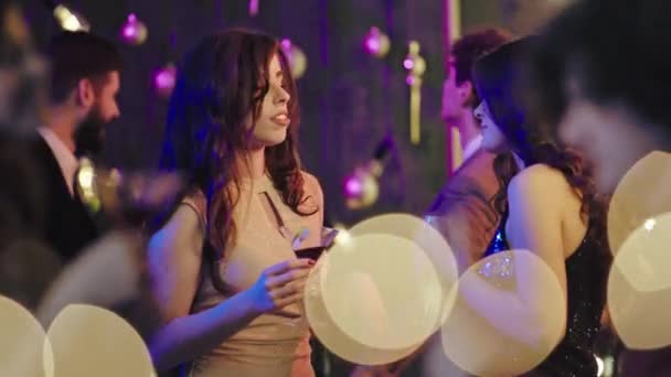 Jeunes filles attirantes à la fête dansant souriant grand bavardage et dans l'atmosphère de la fête, ils tenant un verre de cocktails. Tourné sur ARRI Alexa Mini — Video