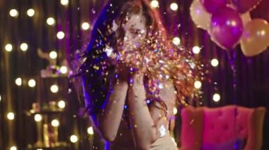 Güzel bayanlar tek başlarına kameranın karşısına geçtiler ve konfetilerle havaya uçtular. Doğrudan kameraya baktılar ve partinin tadını çıkardılar.