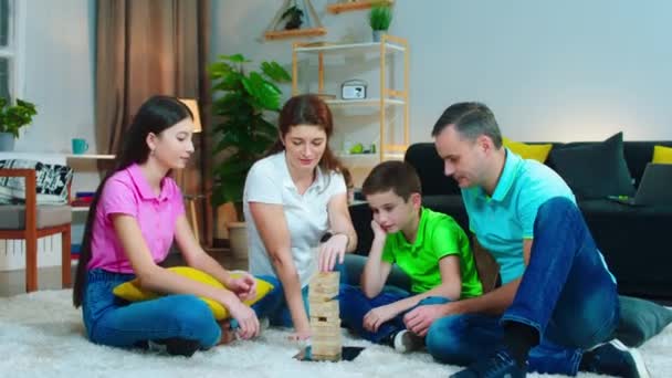 Buen momento para toda la familia juntos en la sala de estar jugando juntos bloques de madera feliz juego — Vídeos de Stock