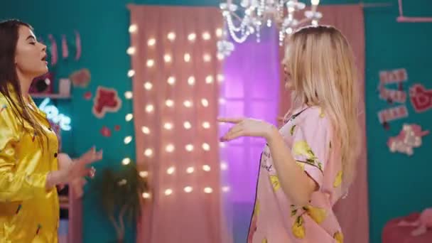 Σε μια όμορφη κρεβατοκάμαρα κοριτσιών δύο καλύτερες φίλες κυρίες σε μια όμορφη πιτζάμες χορεύουν αστεία μαζί περνώντας μεγάλο χρονικό διάστημα μαζί. Πυροβολήθηκε στο ARRI Alexa Mini — Αρχείο Βίντεο