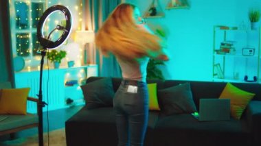 Hoş, genç bir bayanı etkilemek için bir sosyal medya hesabı için video kaydediyor. Evde, oturma odasında video çekiyor.