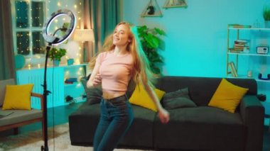 Yaşayan en yakışıklı genç kadın, videoyu kaydetmek için akıllı telefon ve ışık halkası kullanarak sosyal medya hesabı için canlı yayın yapıyor.
