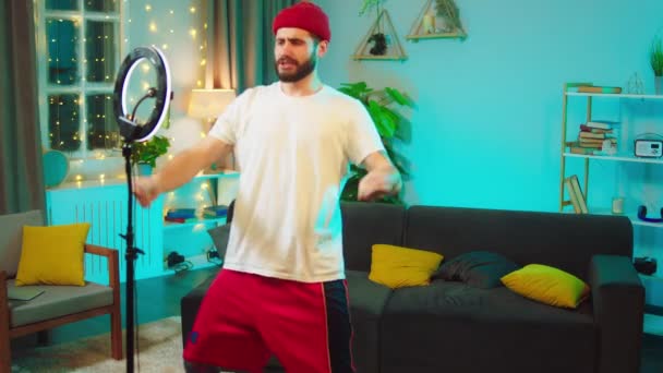 Vor der Smartphone-Kamera tanzte ein lustiger Kerl zur Aufzeichnung seines Social-Media-Accounts. 4k — Stockvideo