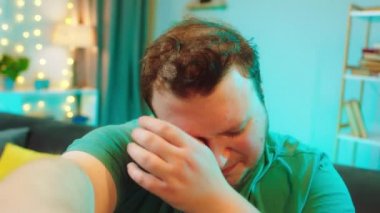 Genç adam kamerayı alır ve hüzünlü bir video çekmeye başlar. Aynı anda hem ağlar hem de bir hikaye anlatır. ARRI Alexa 'da çekim