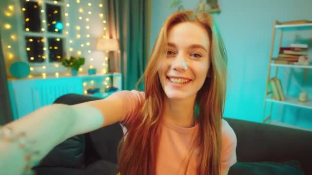 Lady schnappt sich die Kamera und spricht zu Hause mit ihren Social-Media-Followern — Stockvideo