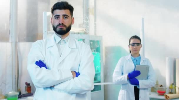 En el laboratorio de química retro dos estudiantes de medicina de pie delante de la cámara y posando mirando recto y sonriente y. Disparo en ARRI Alexa Mini. — Vídeos de Stock