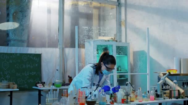 투명 한 판에 쓰여진 화학식을 개발하는 작업을 하던 일하는 과학자 부인이 화학 물질을 혼합하였다. 4k — 비디오