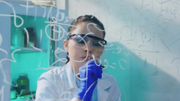 카메라 의 투명 한 판에 가까이 다가가고 흥분 한 과학자 여인은 자기가 실험실에서 시간을 보내는 것을 매우 집중적으로 화학 반응으로 기술 한다 — 비디오