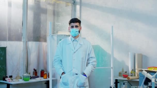 在他的化学实验室里，有魅力的男性科学家戴着防护面具，在摄像机前对科罗纳威斯进行检疫 — 图库视频影像
