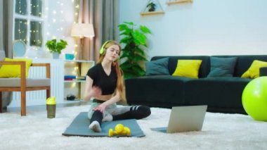 Yerde bir kız var, tüm ağırlığını tek bacağının üzerine koyuyor, bu kız sıska ve çok güzel görünüyor, odanın her yerinde sarı aksanlar var.