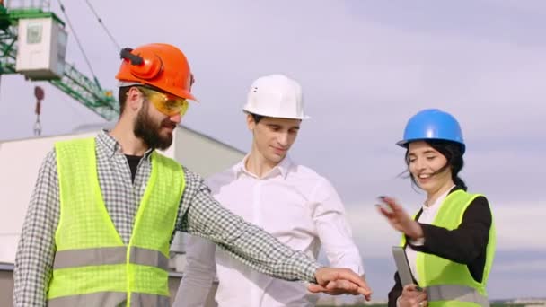Ritratto di un gruppo di specialisti diversi un buon team di costruzione hanno messo mano sulla mano e sollevare felice e sorridente grande — Video Stock