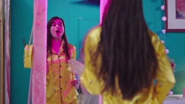 Büyük bir gülümsemeyle çok güzel görünüyor. Bayan öğrenciler birlikte iyi vakit geçiriyorlar. Birlikte iyi vakit geçiriyorlar. 4k