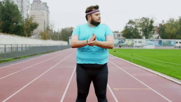 Übergewichtiger Typ sehr charismatisch am Start im Stadion bereitet sich auf das Trainingskonzept eines gesunden Lebensstils vor — Stockvideo