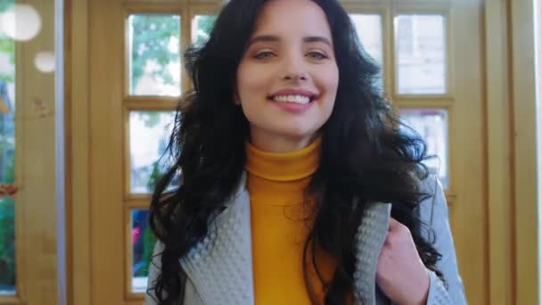 Spännande kund kvinna med fantastiskt leende och vackert ansikte in i caféet promenader framför kameran — Stockvideo
