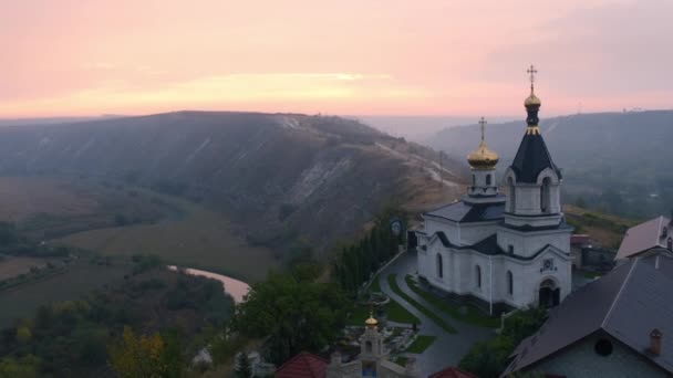Ripresa video con un drone di incredibile bella Chiesa ortodossa sul tetto della montagna con vista mozzafiato — Video Stock