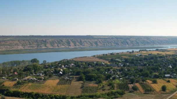 Magnifique vue sur la nature rustique champ jaune vert et rivière prenant la vidéo du haut avec drone — Video