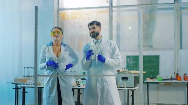 Μπροστά από την κάμερα χαρισματικός άνδρας και γυναίκα επιστήμονας αναλύοντας μαζί χημική φόρμουλα για το εμβόλιο κατά των ιών στο εργαστήριο χημείας. Πυροβολήθηκε στο ARRI Alexa Mini. — Αρχείο Βίντεο