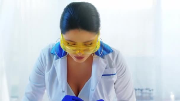 Bioquímica laboratório closeup mulher cientista que trabalha em um teste tomar alguma substância para fazer uma reação — Vídeo de Stock