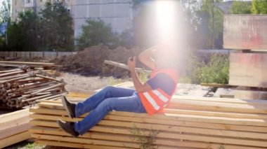 İnşaat alanında Forman 'ı uyandırdı. Tayını aldı ve ekibiyle konuşmaya başladı. Koruyucu üniforma giyiyordu.