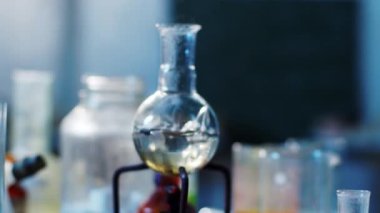 Kimya laboratuarında kimya deneyinde kimya deneyinde kimyasal sıvıyı kaynatıyorlar.