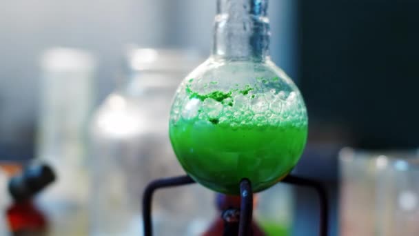 Cientista, o conceito de química detalha o fechamento de um líquido químico fervente no balão no laboratório de química — Vídeo de Stock