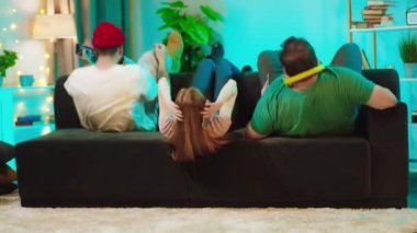 Obez bir adam ve arkadaşları birlikte antrenman yapıyor. Kilo vermek için mekik çekiyorlar.