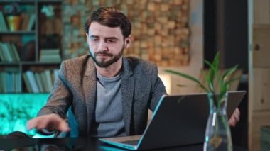 Karizmatik ofis çalışanı çok yorgun ve onun ofisinde çalışan bir uykucuyla bilgisayar ve dijital tablet kullanarak uyumamaya çalışıyor.