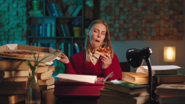 Nahaufnahme der Kamerafrau, die konzentriert im Büro auf der Schreibmaschine tippt und Pizza isst — Stockvideo