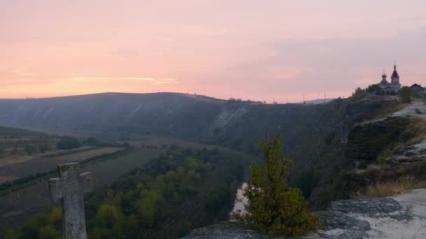 Dalla cima di un paesaggio incredibile con un lungo fiume rosa cielo e roccia prendendo video con un drone — Video Stock
