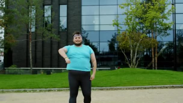 Przed kamerą otyły młody człowiek bardzo śmieszne taniec i robi aerobik, aby stracić koncepcję wagi zdrowego stylu życia — Wideo stockowe
