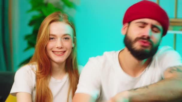 Atrakcyjny przystojny para bardzo śmieszne przed kamerą zrobić zabawne twarze i pozowanie razem — Wideo stockowe