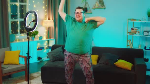 Framför smartphone kamera stora killen ta en video dans för att lossa på hans sociala medier konto — Stockvideo
