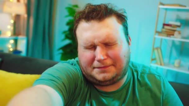 Hombre obeso molesto tomar una cámara para grabar un video que comienza a llorar y sentirse triste y de mal humor — Vídeos de Stock